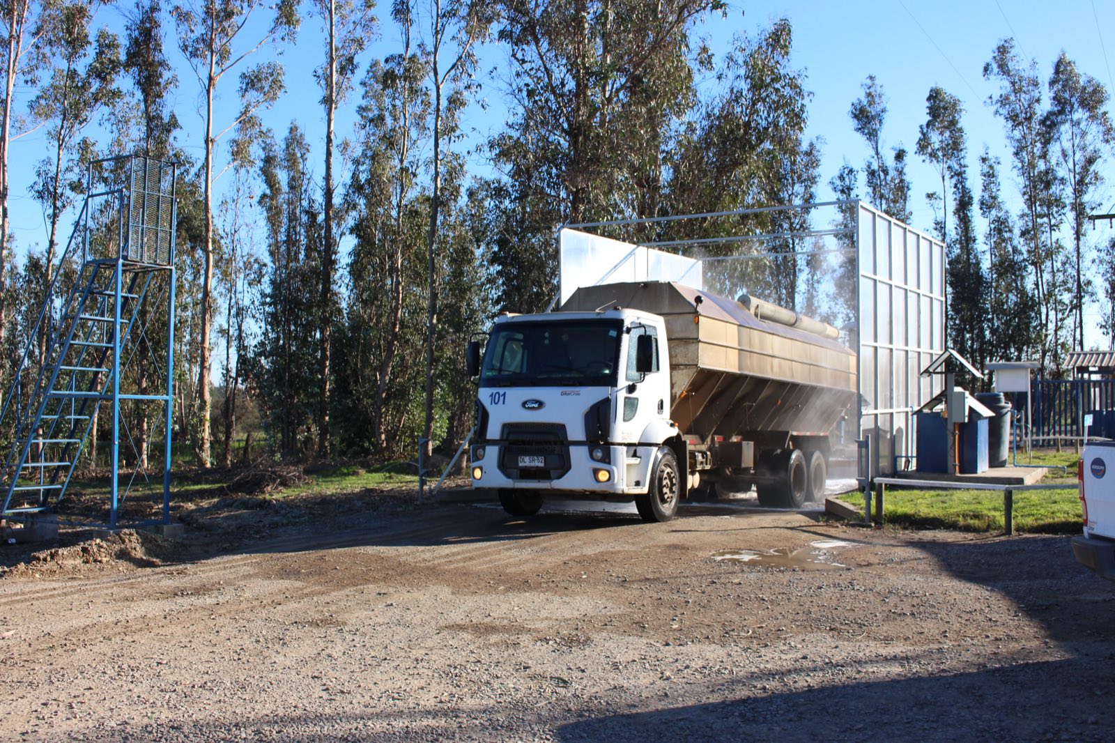Camión de alimento a granel ingresando por el arco sanitario